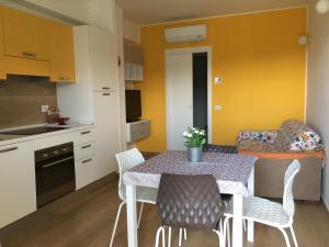 A kitchen or kitchenette at Tempo Di Sole con Serv Spiaggia