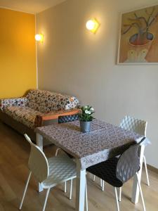 A seating area at Tempo Di Sole con Serv Spiaggia