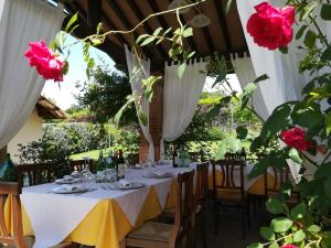 een tafel met glazen en wijnflessen erop bij Osteria I'Casolare in San Giovanni Valdarno