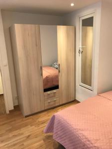 フォルカルキエにあるMaison de vacancesのベッドルーム1室(クローゼット、ベッド1台、鏡付)