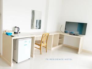 eine Küche mit Schreibtisch, Fernseher und Kühlschrank in der Unterkunft TK residence in Kalasin