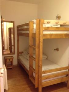 a room with two bunk beds and a mirror at Appartement 2 pieces Orelle les trois Vallées 6 personnes in Orelle