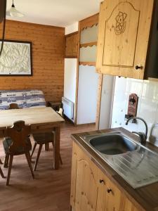 オレルにあるAppartement 2 pieces Orelle les trois Vallées 6 personnesのキッチン(シンク、テーブル付)