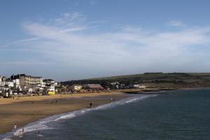 una playa con gente en la arena y el agua en Bay View - Seafront, Sandown, Isle of Wight, en Sandown