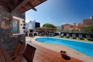 Villa con piscina y patio en Casa MINA, en La Oliva