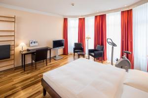 Llit o llits en una habitació de Hotel Schweizerhof Basel