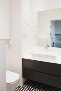 A bathroom at LuxLux Apartments Metro Slodowiec