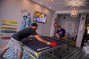 Instalaciones para jugar al ping pong en Hostal Nacional by Rotamundos o alrededores