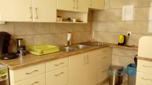 カリシュにあるBarbaraの白いキャビネットとシンク付きのキッチン