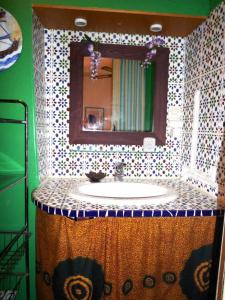 un baño con lavabo y espejo en CHARME a 20 m de la plage centre village, en Collioure