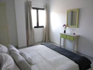 アレシーフェにあるApartamento Malvasía Vvのベッドルーム1室(ベッド1台、鏡、窓付)