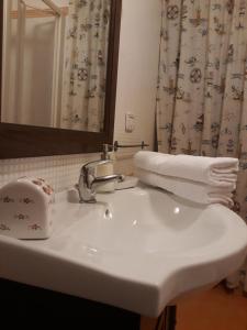 アグローポリにあるCasaPaomaのバスルーム(白い洗面台、鏡付)
