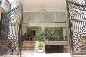 - un accès à une maison avec un portail et des escaliers dans l'établissement Tropical House, à Hô-Chi-Minh-Ville