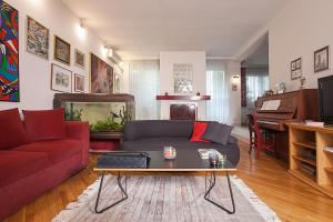 A seating area at Urban Hostel & Apartments