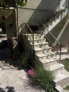 een trap naar een gebouw bij setenčić in Trebinje