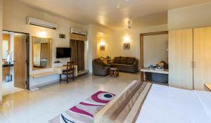 Televízia a/alebo spoločenská miestnosť v ubytovaní Hotel Phoenix Koregaon Park