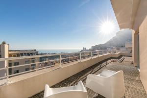 ボーソレイユにあるLuxury Monaco Sea View Penthouse Le Lordのバルコニー(椅子付)が備わります。