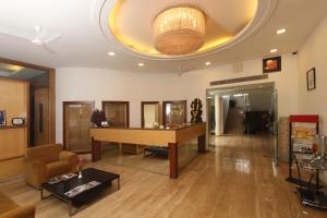 Hotel Phoenix Koregaon Park في بيون: غرفة معيشة مع طاولة تنس طاولة