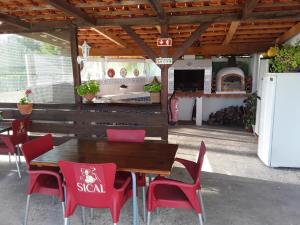 una mesa y sillas en un restaurante con cocina en Quinta Camargue, en Cela Velha