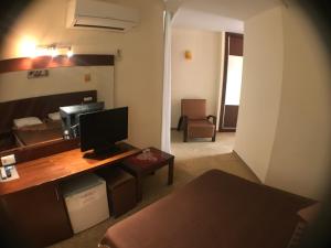 Habitación con escritorio y ordenador. en Ataer Hotel, en Antalya