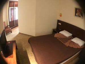 Dormitorio pequeño con cama y TV en Ataer Hotel en Antalya