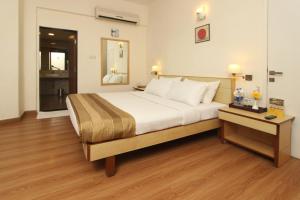 Posteľ alebo postele v izbe v ubytovaní Hotel Phoenix Koregaon Park
