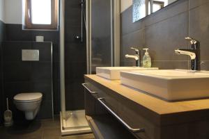 A bathroom at A Casa Juwel Apartment