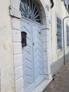 サン・ヴィート・アル・タリアメントにあるLa casa di Feliceの建物側の青い扉