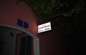 una señal en el lateral de un edificio con una puerta en Apartments Zara, en Zadar