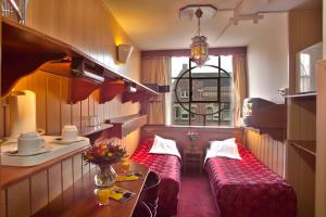 a train room with two beds and a table at Nadia Hotel in Amsterdam