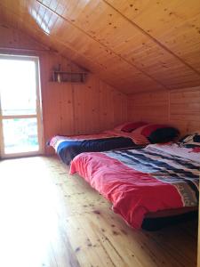 Ein Bett oder Betten in einem Zimmer der Unterkunft Osada Rybacka
