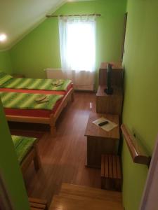 um pequeno quarto com 2 camas e uma janela em Sobe Tron Palić em Palić