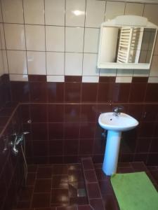 y baño con lavabo y espejo. en Sobe Tron Palić, en Palić