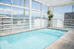 una gran piscina en la parte superior de un edificio con ventanas en Hotel Mendoza en Mendoza