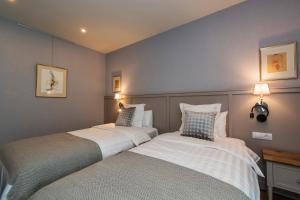 dwa łóżka siedzące obok siebie w sypialni w obiekcie Hotel Residence Promenade w Burgas