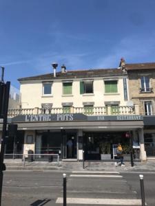 a building on the corner of a street at L'ENTRE-POTS in Sartrouville