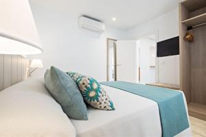 Postel nebo postele na pokoji v ubytování azuLine Hotel Palmanova Garden