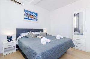 zwei ausgestopfte Tiere auf einem Bett in einem Schlafzimmer in der Unterkunft Miracle Apartments in Dubrovnik
