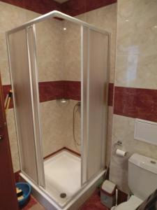 une douche avec une porte vitrée dans une salle de bain dans l'établissement Sea View apartment, Panorama, Pools and beach, Sveti Vlas, à Sveti Vlas