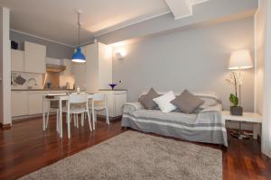 uma sala de estar com um sofá e uma mesa em Casa Gaia em Stresa