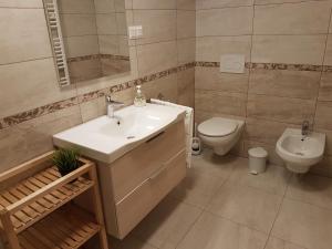 bagno con lavandino e servizi igienici di Apartment Eden Bled a Bled