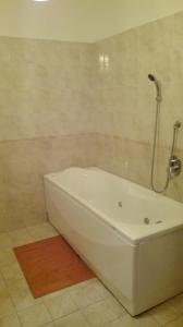 Kúpeľňa v ubytovaní White Apartment + 10 fotografií