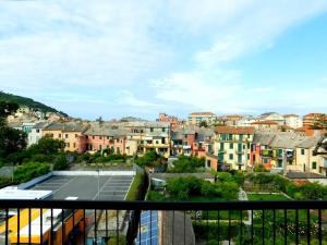 - une vue sur un court de tennis dans une ville dans l'établissement Appartamento Aprile, à Levanto