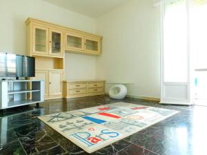 - un salon avec un tapis à l'étage dans l'établissement Appartamento Aprile, à Levanto