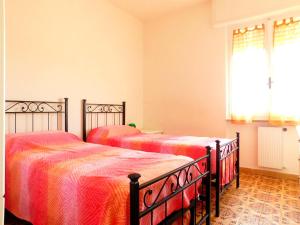 - 2 lits installés l'un à côté de l'autre dans une chambre dans l'établissement Appartamento Aprile, à Levanto