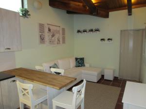 een woonkamer met een tafel en een bank bij Quinta Sobral Prestige - Little Rustic in Sobral de Monte Agraço