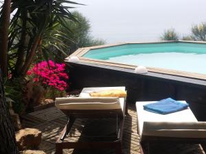 リーパリにあるAnoeta Casetta Eoliana Lipari,pool,saunaのスイミングプール(椅子2脚、テーブル付)