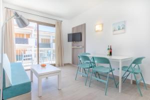 TV a/nebo společenská místnost v ubytování Apartamentos Lago