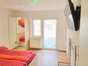 - une petite chambre avec un lit et une fenêtre dans l'établissement Apartment Regina, à Nuremberg