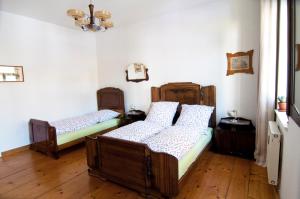 two beds in a room with wooden floors at Kunsthofperle in Dresden